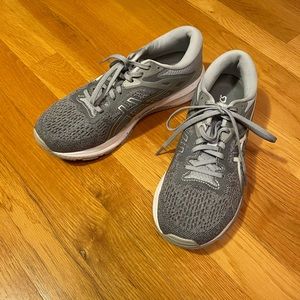 Women’s ASICS GT-1000 sz 9